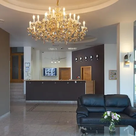 Aura Design & Garden Pool 3* Прага