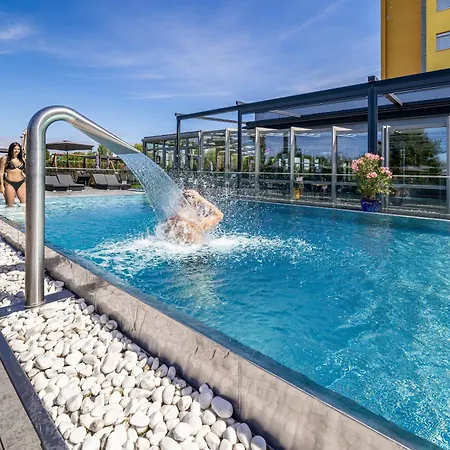 Aura Design & Garden Pool Прага