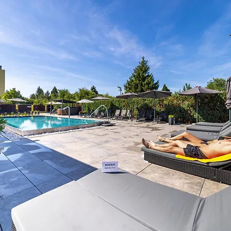 Отель Aura Design & Garden Pool Прага