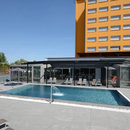 Отель Aura Design & Garden Pool Прага