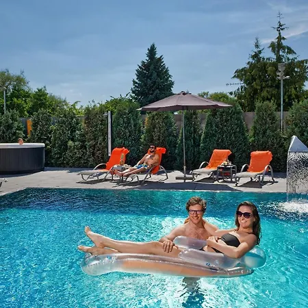 Aura Design & Garden Pool 3* Прага
