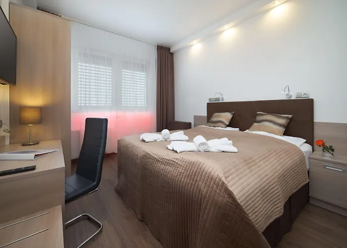Otel Aura Design & Garden Pool Prag
