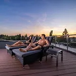Aura Design & Garden Pool فندق