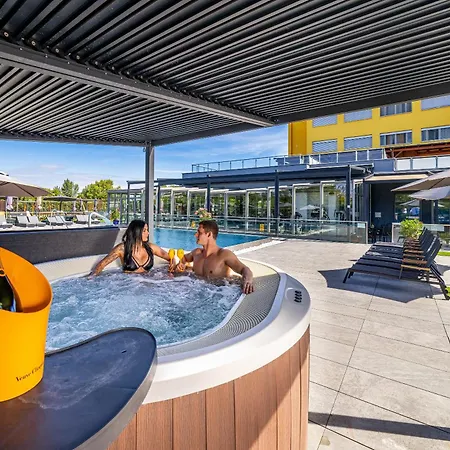 Aura Design & Garden Pool Otel