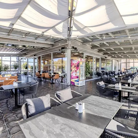 Aura Design & Garden Pool Otel Prag