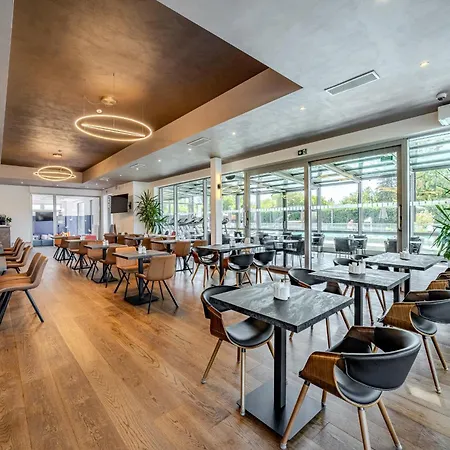 Aura Design & Garden Pool プラハ