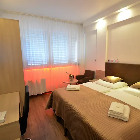 Aura Design & Garden Pool 3* プラハ