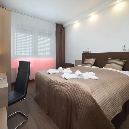 Otel Aura Design & Garden Pool Prag