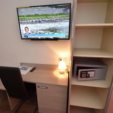 Aura Design & Garden Pool 3* プラハ