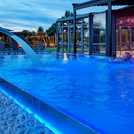 Aura Design & Garden Pool 3* プラハ