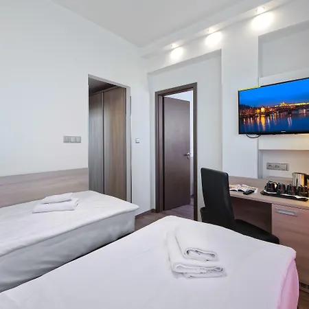 Aura Design & Garden Pool Otel Prag