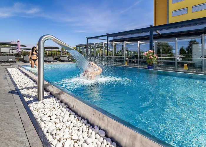 Aura Design & Garden Pool براغ
