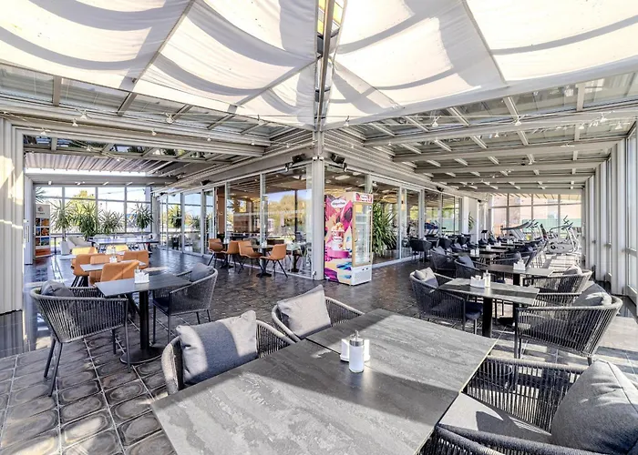 Aura Design & Garden Pool Hotel Prag