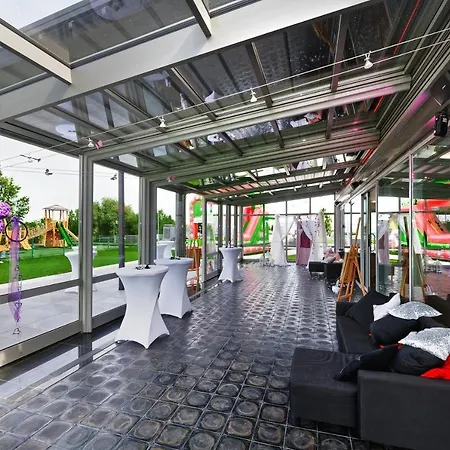 Aura Design & Garden Pool 3* Πράγα