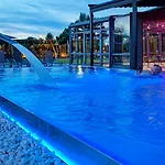 Aura Design & Garden Pool 3* براغ