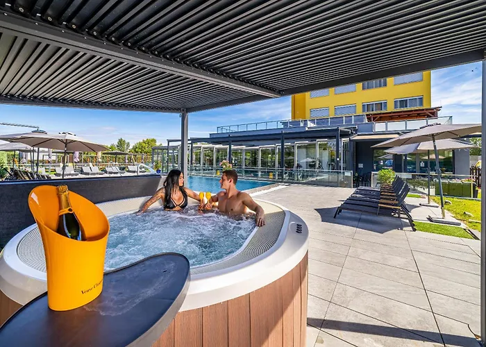 Aura Design & Garden Pool Szálloda