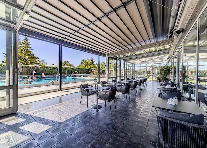 Aura Design & Garden Pool Szálloda