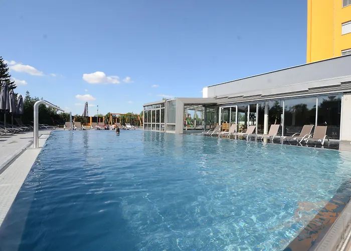 Aura Design & Garden Pool Szálloda